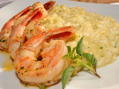 Flambée di Gamberi con Risotto al Limone Siciliano & Erbs. - Confraria D'ella Vitória Buffet Campinas SP - 12